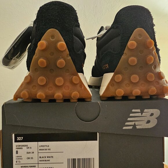 New Balance Women's 327 Black/White 8M - NWT - Picture 3 of 4